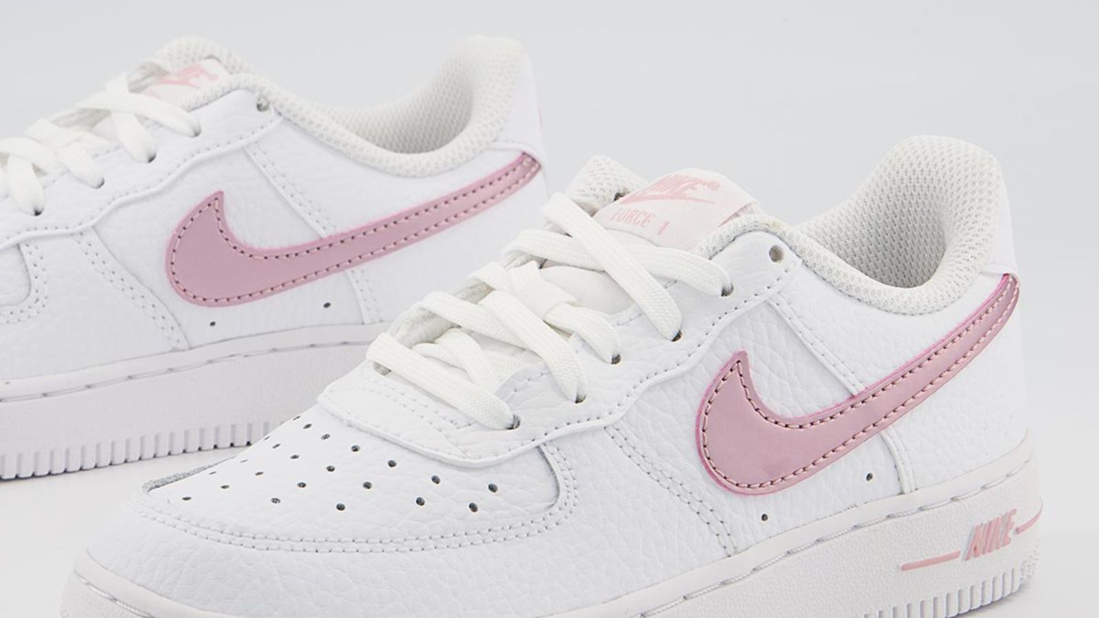 Image d'une air Force 1 Blanche et Verte en collaboration avec Kith