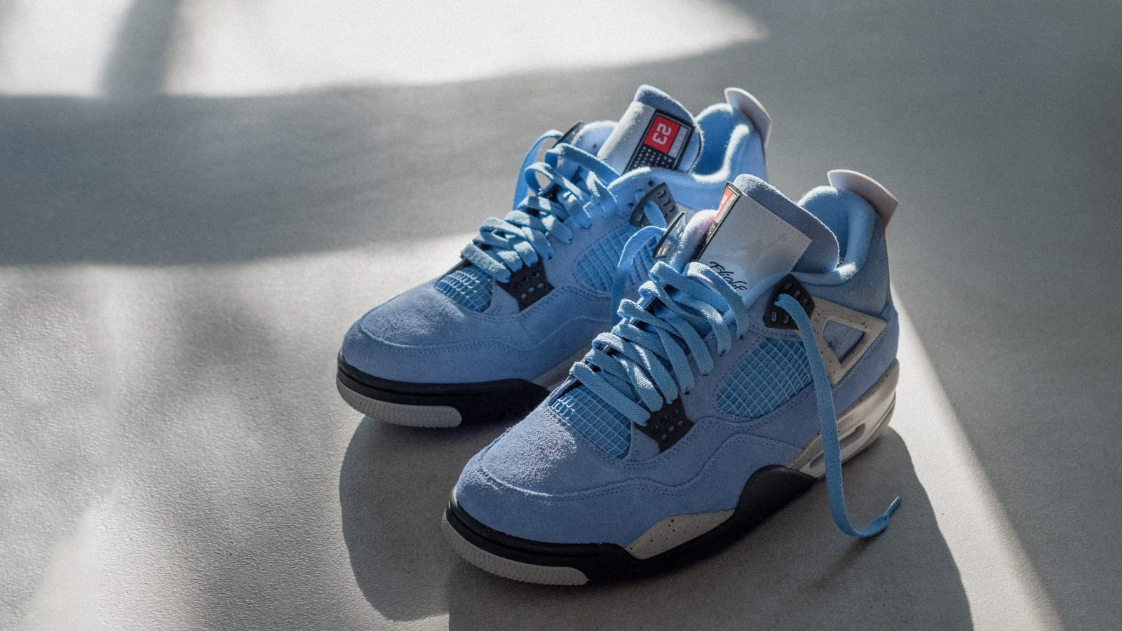 Image d'une Air Jordan 4 de la marque Nike de couleur Blanche et Bleu